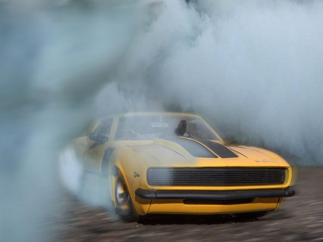 En streetrace-bil gasar